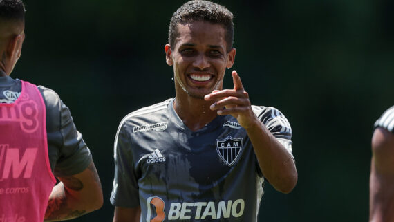 Pedrinho, do Atlético, apontando para a câmera (foto: Pedro Souza/Atlético)