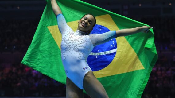 Rebeca Andrade com a bandeira do Brasil (foto: Ricardo Bufolin/CBG)