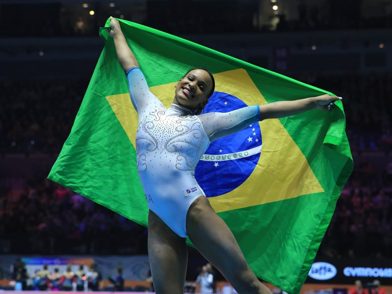 Rebeca Andrade com a bandeira do Brasil (foto: Ricardo Bufolin/CBG)