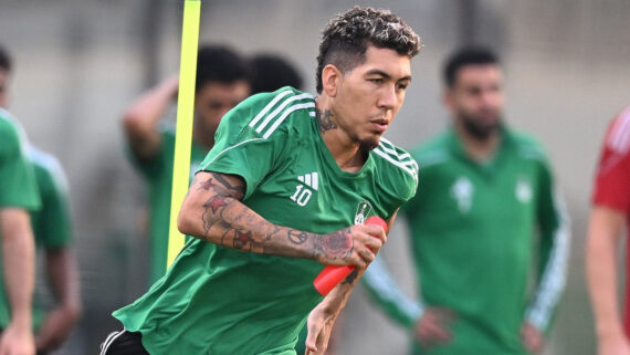 Roberto Firmino, atacante brasileiro do Al-Ahli (foto: Reprodução)