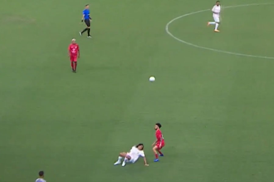 Claudinho dribla Sorín no Jogo das Estrelas (foto: Reprodução/SporTV)