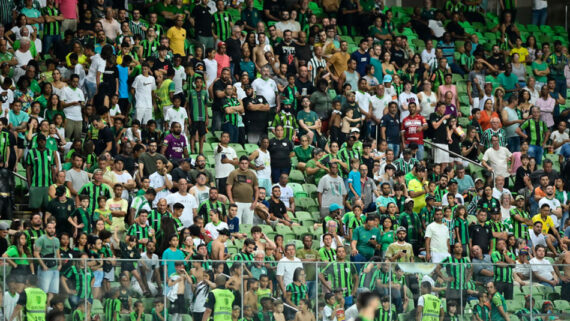 Torcida do América no Independência (foto: Mourão Panda / América)