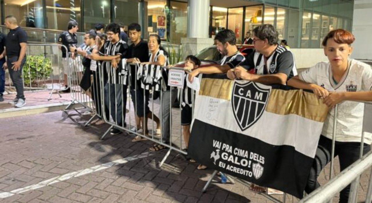 Torcedores do Atlético na recepção do time em Salvador (foto: Pedro Bueno / No Ataque)