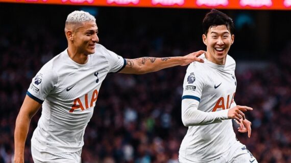 Jogadores do Tottenham comemoram na Premier League (foto: Reprodução/Redes Sociais)