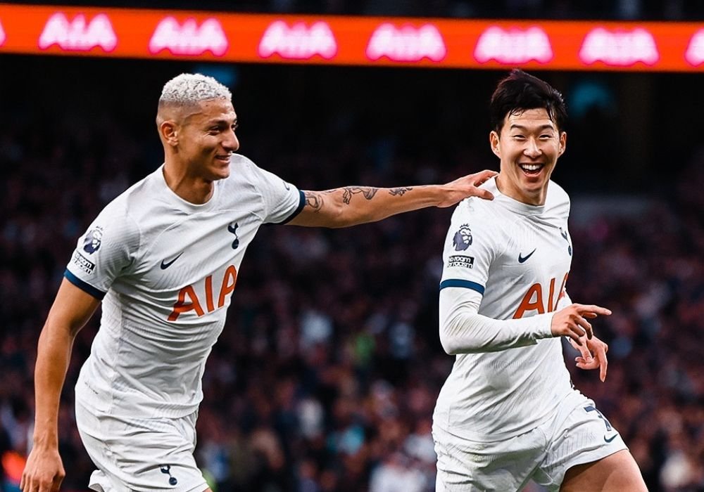 Jogadores do Tottenham comemoram na Premier League (foto: Reprodução/Redes Sociais)