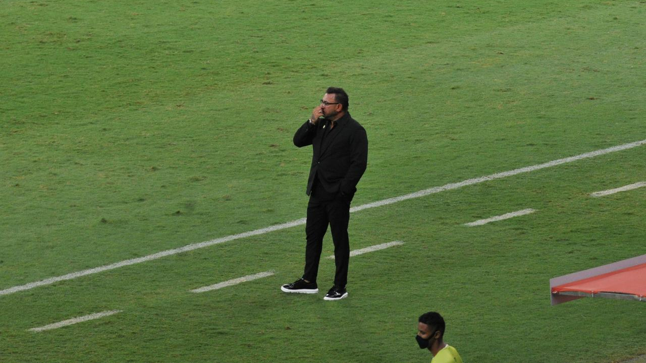 Ex entrenador del Atlético deja el mando de la selección de México > En ataque