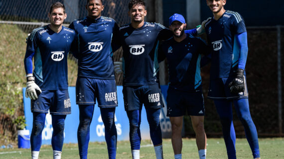 Denivys ao lado de Rafael Cabral e outros goleiros do Cruzeiro em treino na Toca no dia 30 de maio de 2022 (foto: Gustavo Aleixo/Cruzeiro)