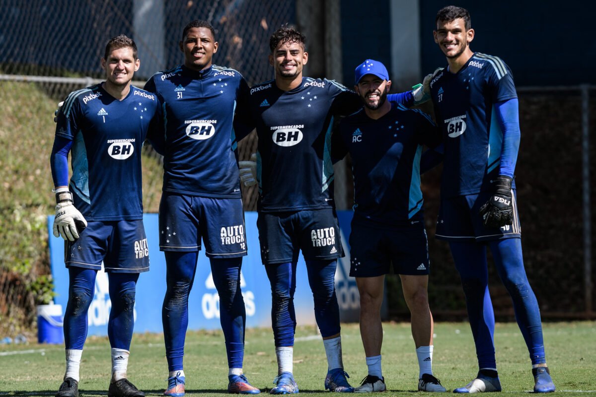 Denivys ao lado de Rafael Cabral e outros goleiros do Cruzeiro em treino na Toca no dia 30 de maio de 2022 (foto: Gustavo Aleixo/Cruzeiro)