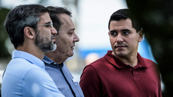 Pedro Lourenço ao lado de diretores do Cruzeiro (foto: Gustavo Aleixo/Cruzeiro)