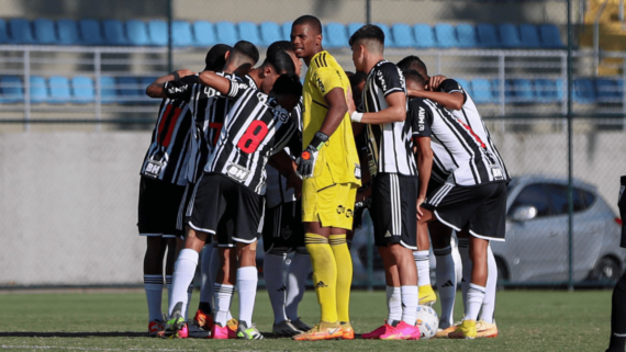 Jogadores da categoria Sub-20 do Atlético reunidos em roda (foto: Bruno Sousa/Atlético

)