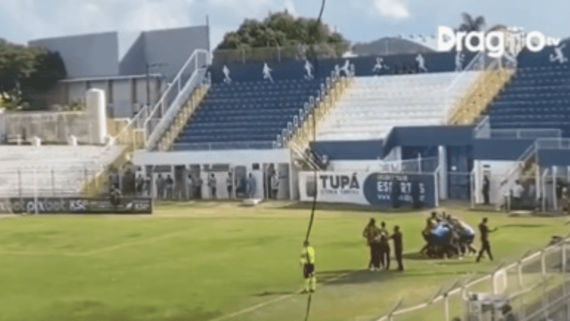 Goleiro Ygor, do Atlético-GO, comemorando gol com companheiros de equipe (foto: Reprodução Twitter)