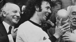 O capitão da Alemanha Ocidental, Franz Beckenbauer, segura o troféu após a vitória de sua equipe na final da Copa - Crédito: 