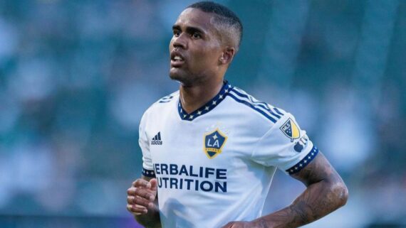 Douglas Costa defendeu o Los Angeles Galaxy (EUA) nas duas últimas temporadas (foto: Redes sociais Douglas Costa/Reprodução)