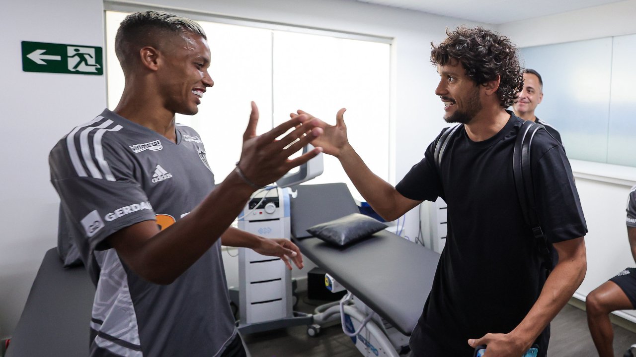 Pedrinho e Gustavo Scarpa se cumprimentando na Cidade do Galo, na reapresentação do Atlético (foto: Pedro Souza / Atlético)