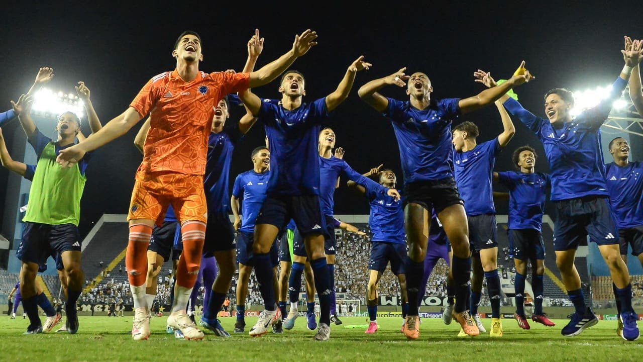 Elenco do Cruzeiro comemorando (foto: Staff Images)