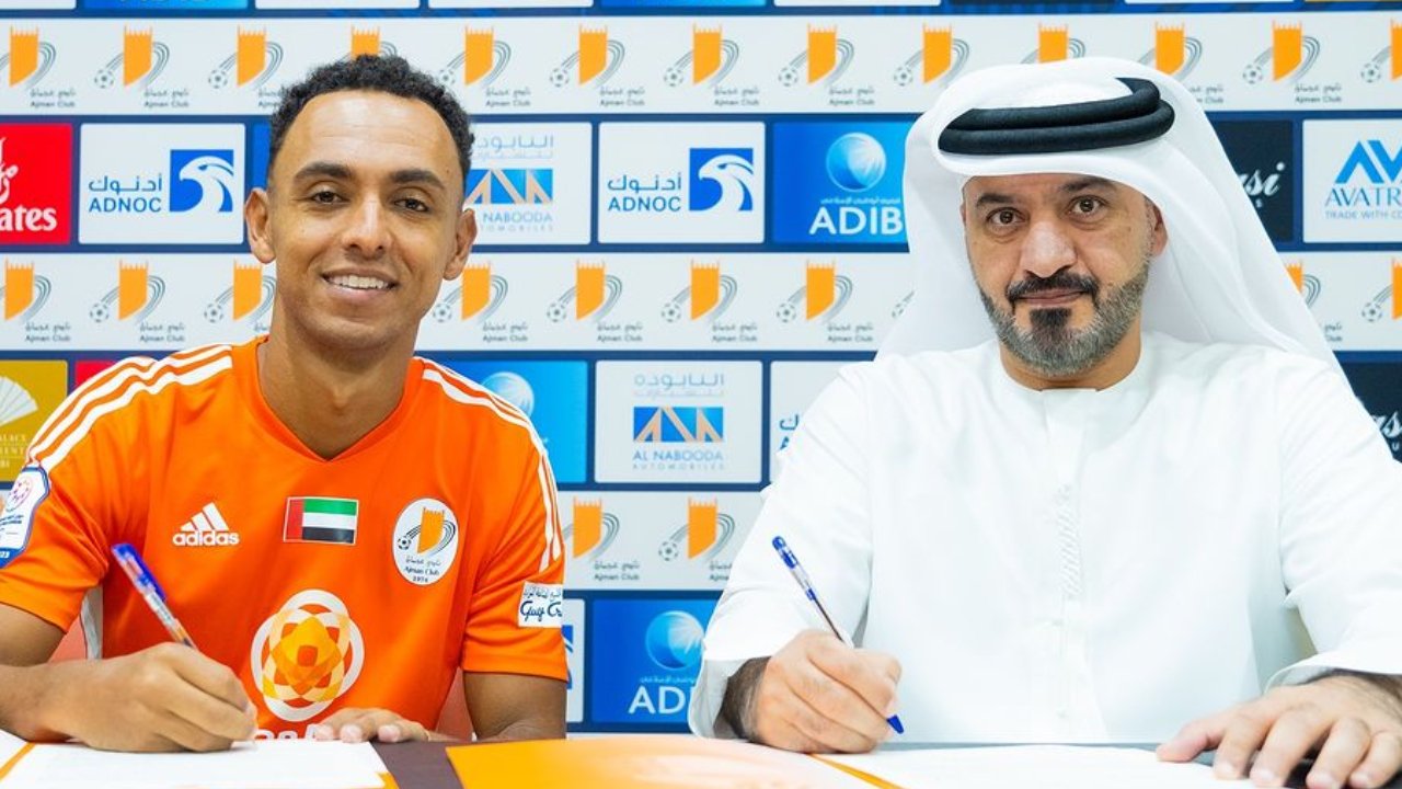 Dodô assinando com o Ajman (foto: Reprodução Instagram do Ajman)