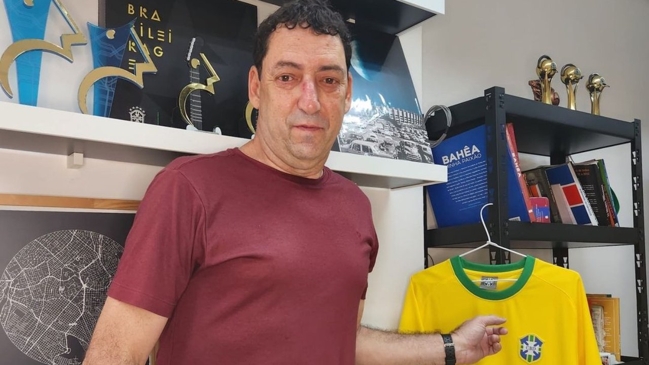 Paulo Vinícius Coelho, o PVC, ao lado da camisa da Seleção Brasileira (foto: Reprodução de Instagram)