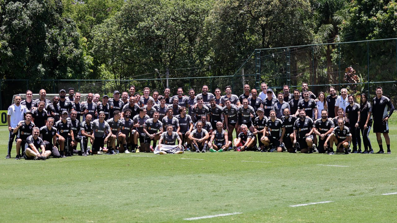 Elenco e comissão técnico do Atlético no último treinamento de 2023 (foto: Pedro Souza / Atlético)