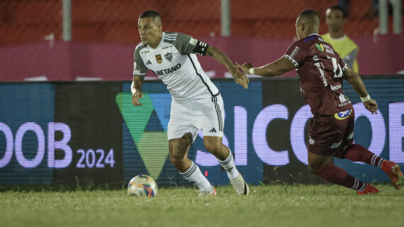 Arana e jogador do Patrocinense no Estádio Pedro Alves do Nascimento (foto: Pedro Souza / Atlético)