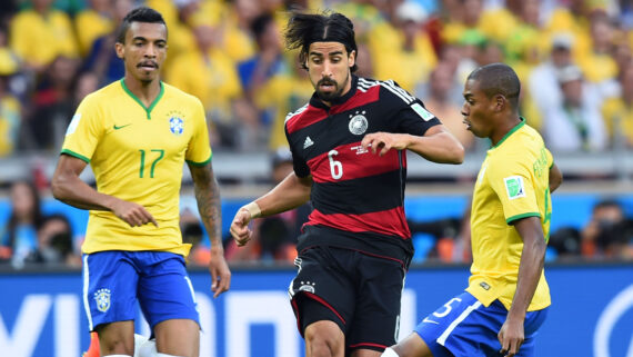 Luiz Gustavo, Khedira e Fernandinho durante 7 a 1 entre Brasil e Alemanha (foto: AFP)