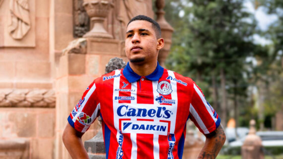 Yan Phillipe com a camisa do Atlético de San Luis (foto: Divulgação Atlético de San Luis)