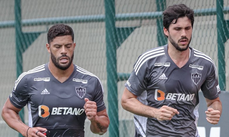 Igor Rabello treinando junto de Patrick e Hulk (foto: Pedro Souza / Atlético)