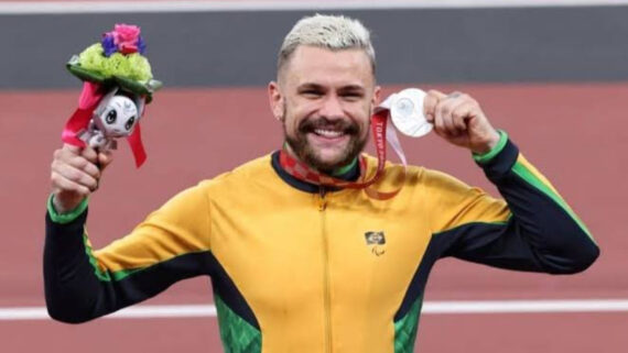 Vinicius Rodrigues com a medalha de prata na Paralimpíada de Tóquio (foto: Divulgação)