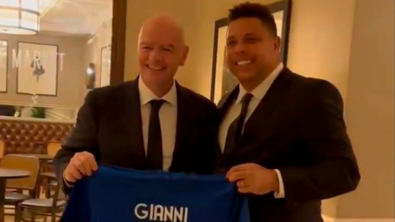 Infantino e Ronaldo com camisa do Cruzeiro (foto: Reprodução redes sociais do Cruzeiro)