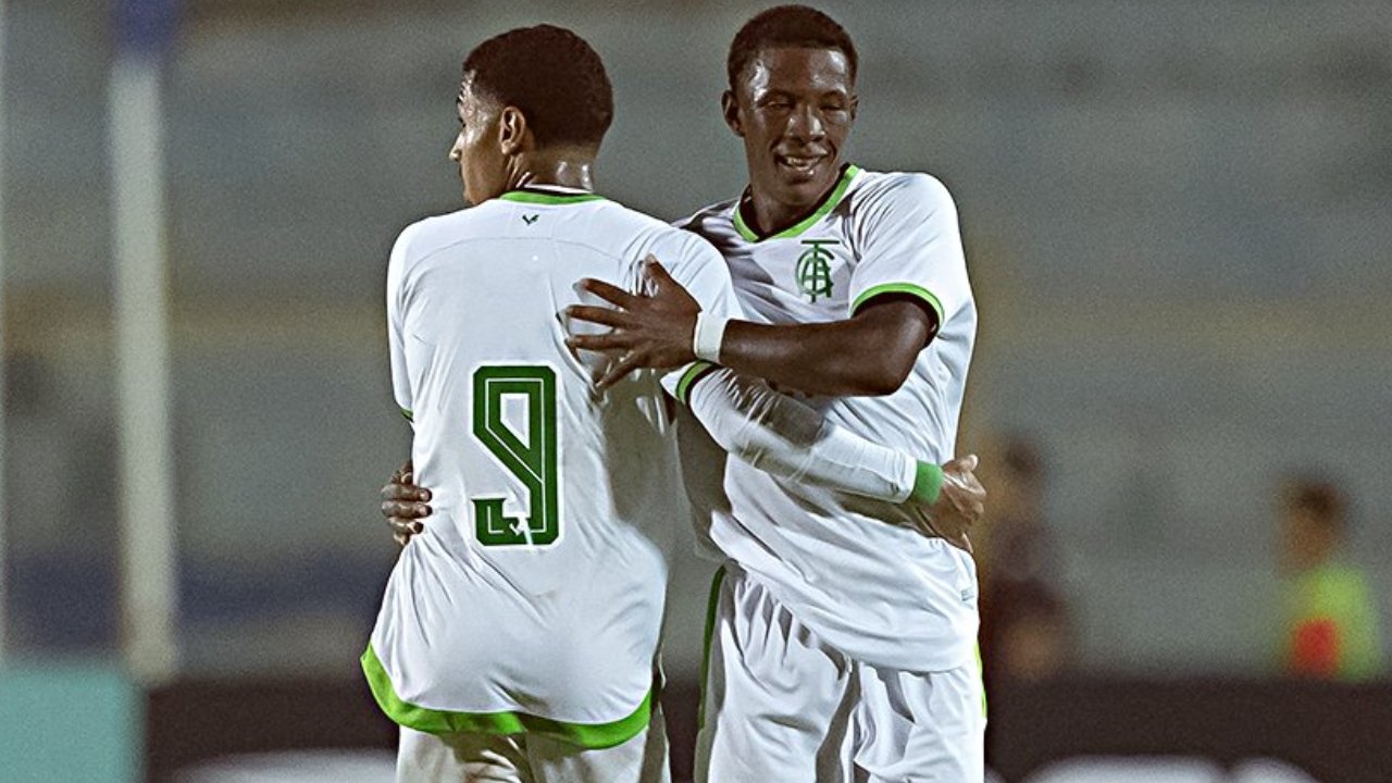 Sánchez e Ighor Gabryel comemorando (foto: Diogo Reis/Ag. Paulistão)