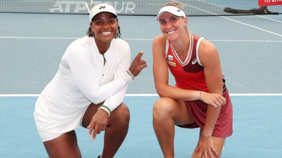 Taylor Townsend e Bia Haddad Maia em quadra de tênis (foto: Reprodução Instagram da WTA)