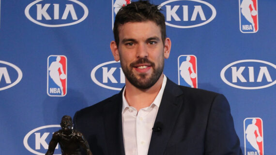 Gasol com troféu (foto: Reprodução Twitter da NBA)