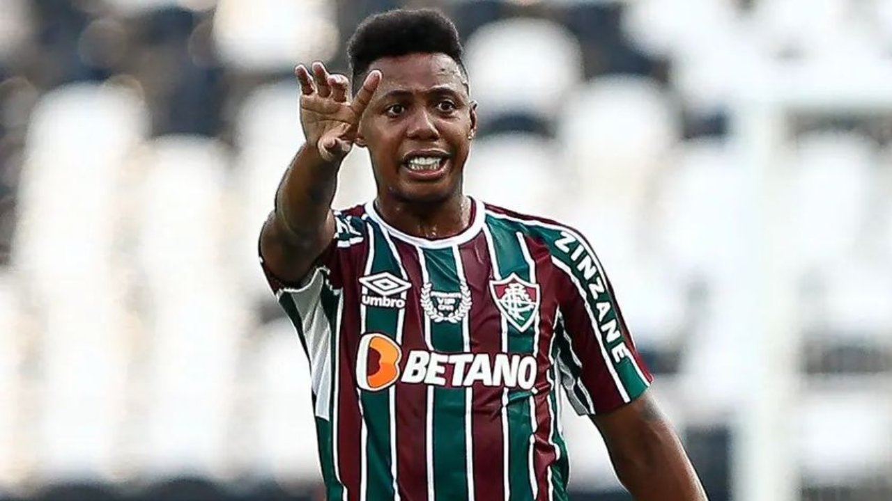 Wellington com a camisa do Fluminense (foto: Lucas Merçon)
