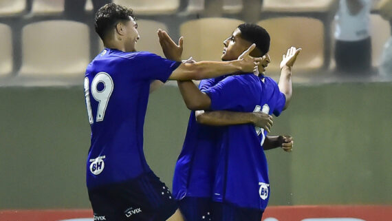 Atacante do Cruzeiro, Fernando comemorando gol sobre o Santos na Copinha (foto: Staff Images)