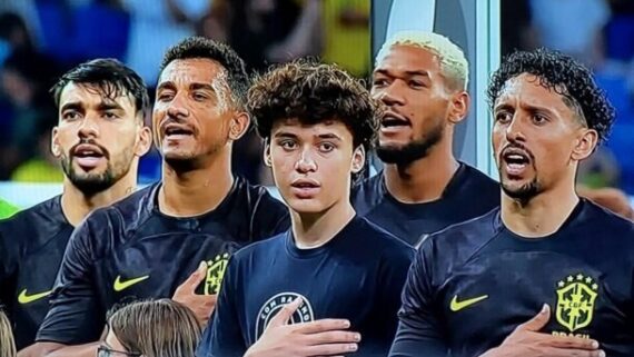 Jogadores do Brasil com camisa preta (foto: Reprodução SporTV)