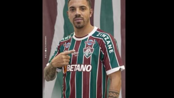 terans com a camisa do Fluminense (foto: Divulgação/Fluminense)