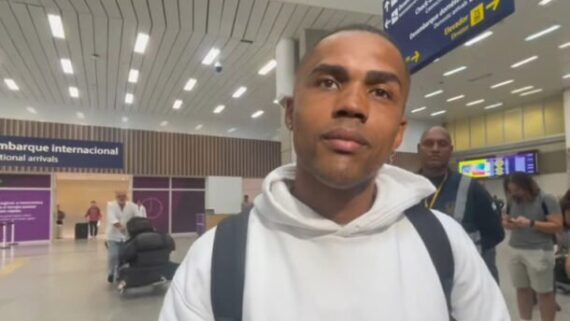 Douglas Costa em aeroporto (foto: Reprodução/BTB Sports)