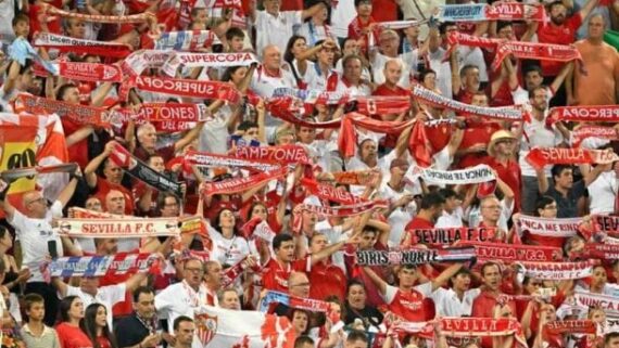 Torcida do Sevilla (foto: Louisa Gouliamaki/AFP)