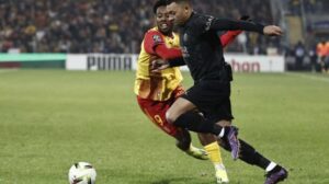 Mbappé marcou um dos gols da vitória do PSG sobre o Lens por 2 a 0 - Crédito: 