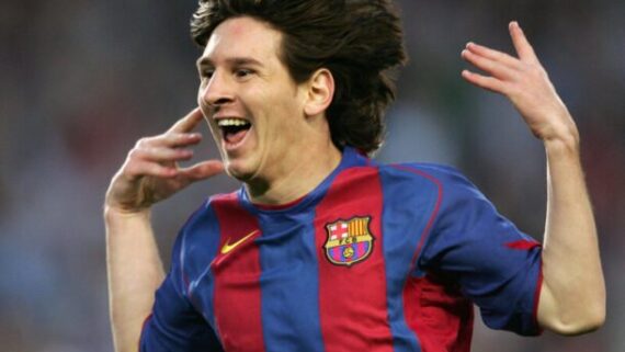 Messi sorri em campo (foto: Lluis Gene/AFP)