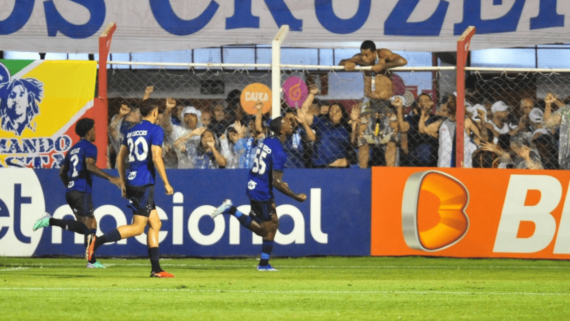 João Pedro, atacante do Cruzeiro comemorando gol (foto: Alexandre Guzanshe/EM/DA Press)
