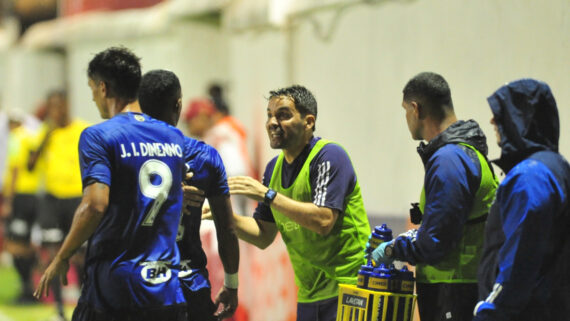 Larcamón em jogo do Cruzeiro (foto: Alexandre Guzanshe/EM/D.A.Press)