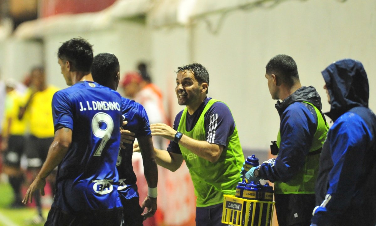 Larcamón em jogo do Cruzeiro (foto: Alexandre Guzanshe/EM/D.A.Press)