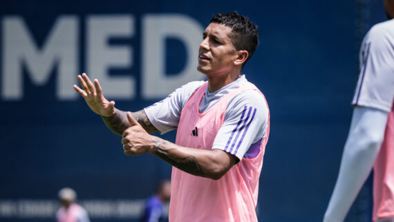 Lucas Romero durante treino do Cruzeiro na Toca da Raposa 2 (foto: Gustavo Aleixo/Cruzeiro)