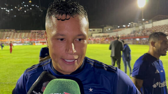 Marlon em entrevista após o jogo do Cruzeiro contra o Villa Nova (foto: Luiz Henrique Campos/D.A.Press)