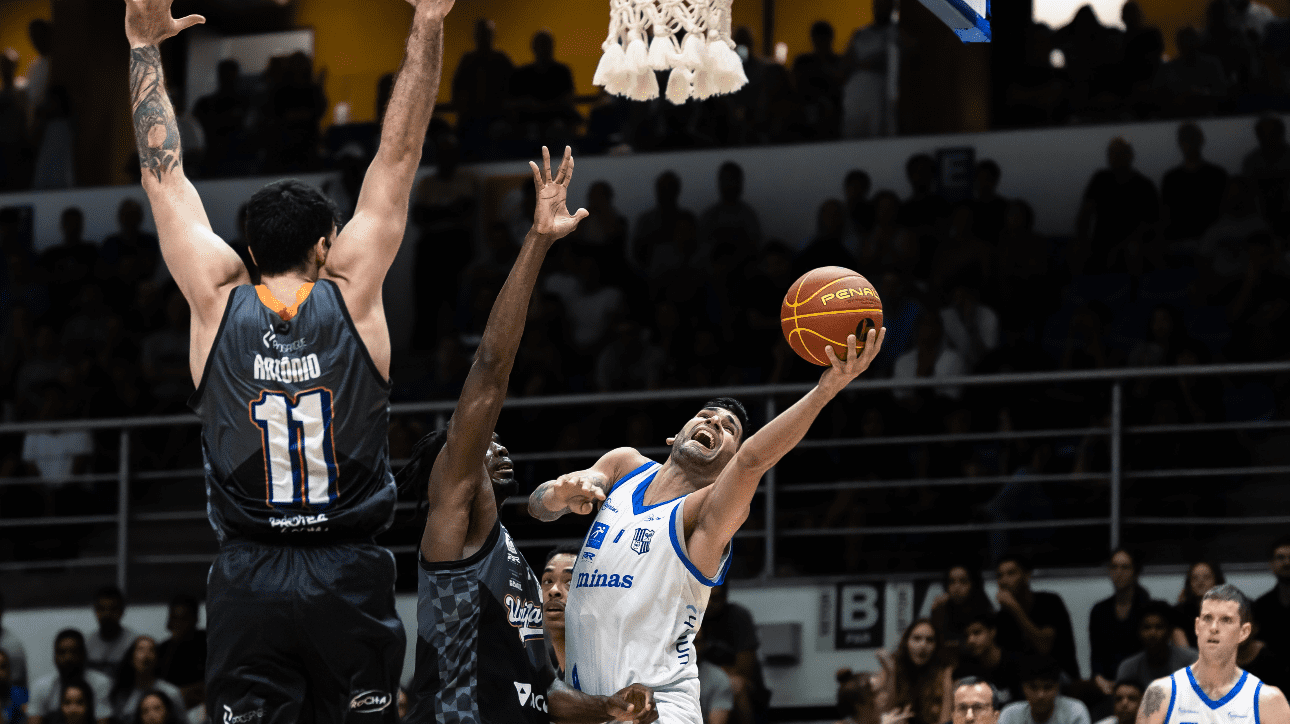 Jogadores de basquete de Minas e Unifacisa (foto: Hedgard Moraes)