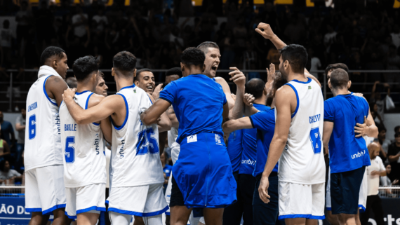 Jogadores de basquete do Minas (foto: Hedgard Moraes/MTC)