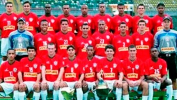 Time da Portuguesa em 2002, campeão da Copinha em cima do Cruzeiro (foto: Reprodução)