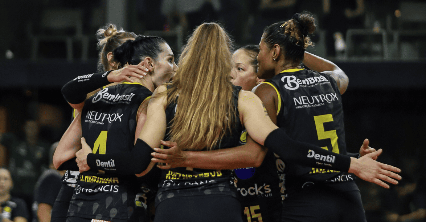 Jogadoras de vôlei do Praia Clube (foto: Arthur Pereira/Arth Fotografias)