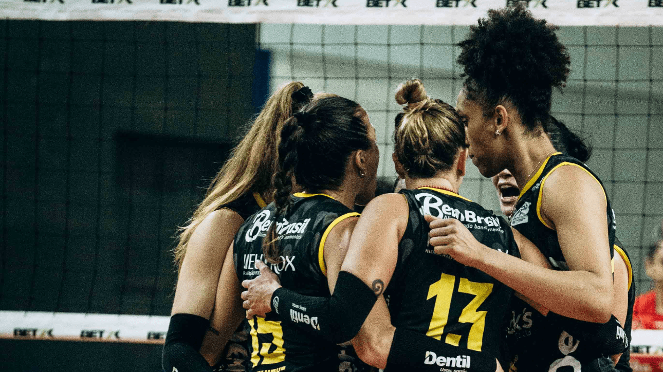 Jogadoras de vôlei do Praia Clube (foto: Eliezer Esportes/Praia Clube)