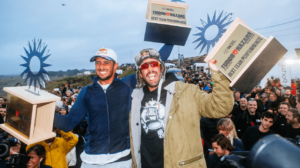 Pedro Scooby e Lucas Chumbo conquistaram título de Melhor Dupla do Nazaré Big Wave Challenge - Crédito: 